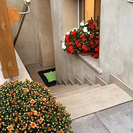 Mit Separatem Eingang Und Stellplatz Apartman