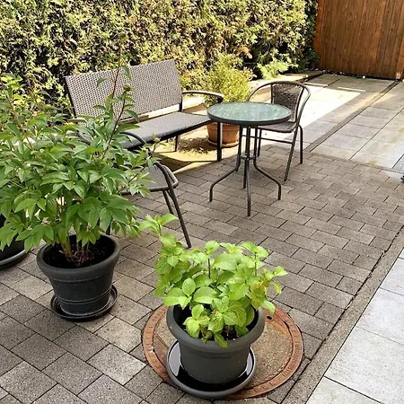 Mit Separatem Eingang Und Stellplatz Apartman