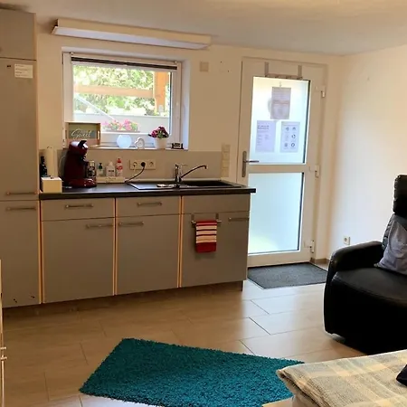 Mit Separatem Eingang Und Stellplatz Apartman