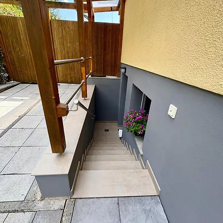 Daire Mit Separatem Eingang Und Stellplatz