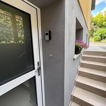 Mit Separatem Eingang Und Stellplatz *